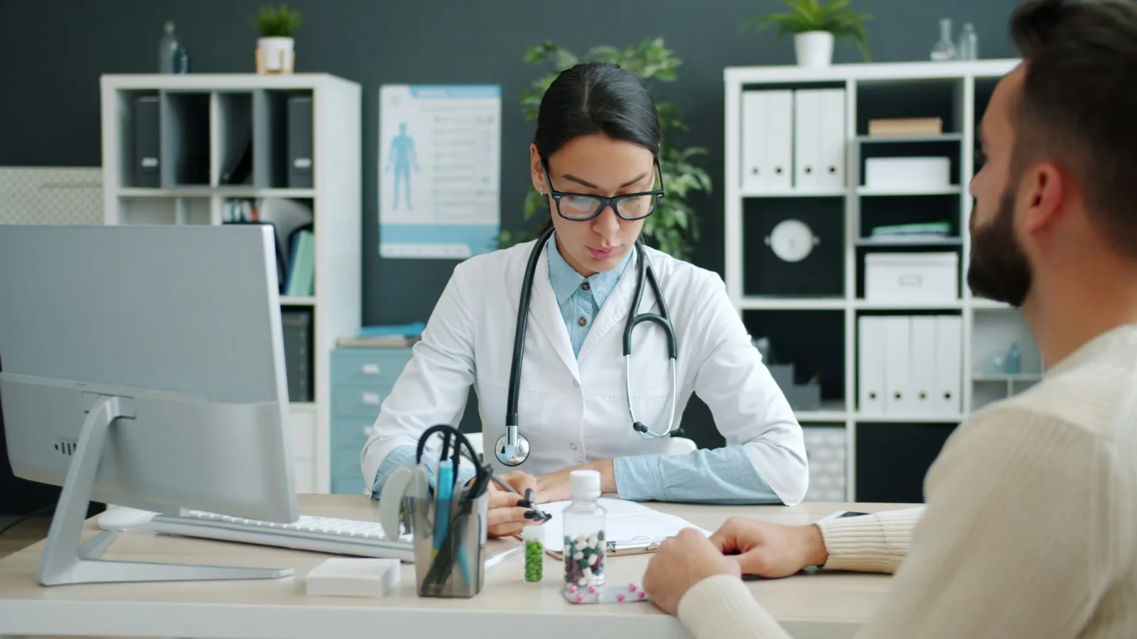 Illustration of a clinical conversation becoming a structured note